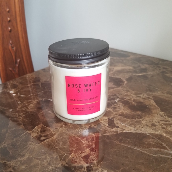 Rose Water and Ivy Candle - Picture 4 of 4